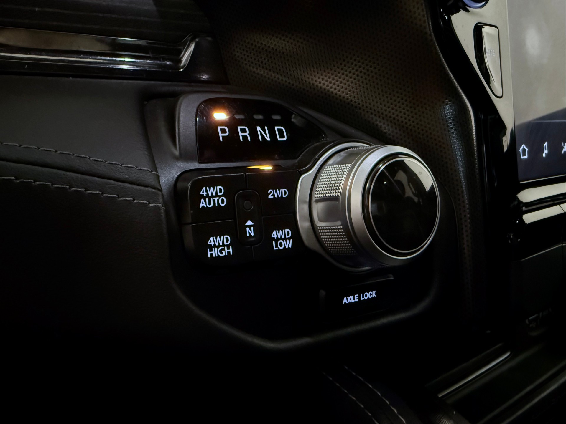 DODGE 1500 "ALL BLACK"-image-35