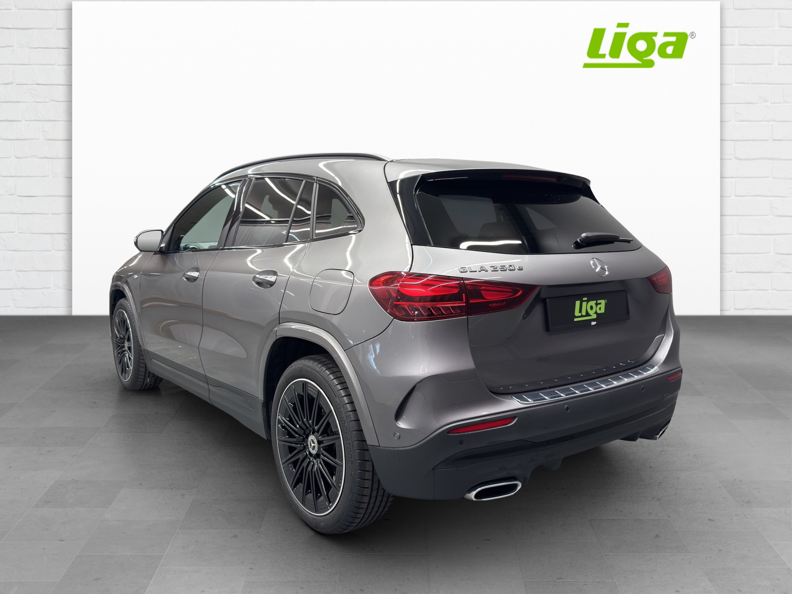 MERCEDES-BENZ GLA 250 e EQ Star AMG Line-image-3