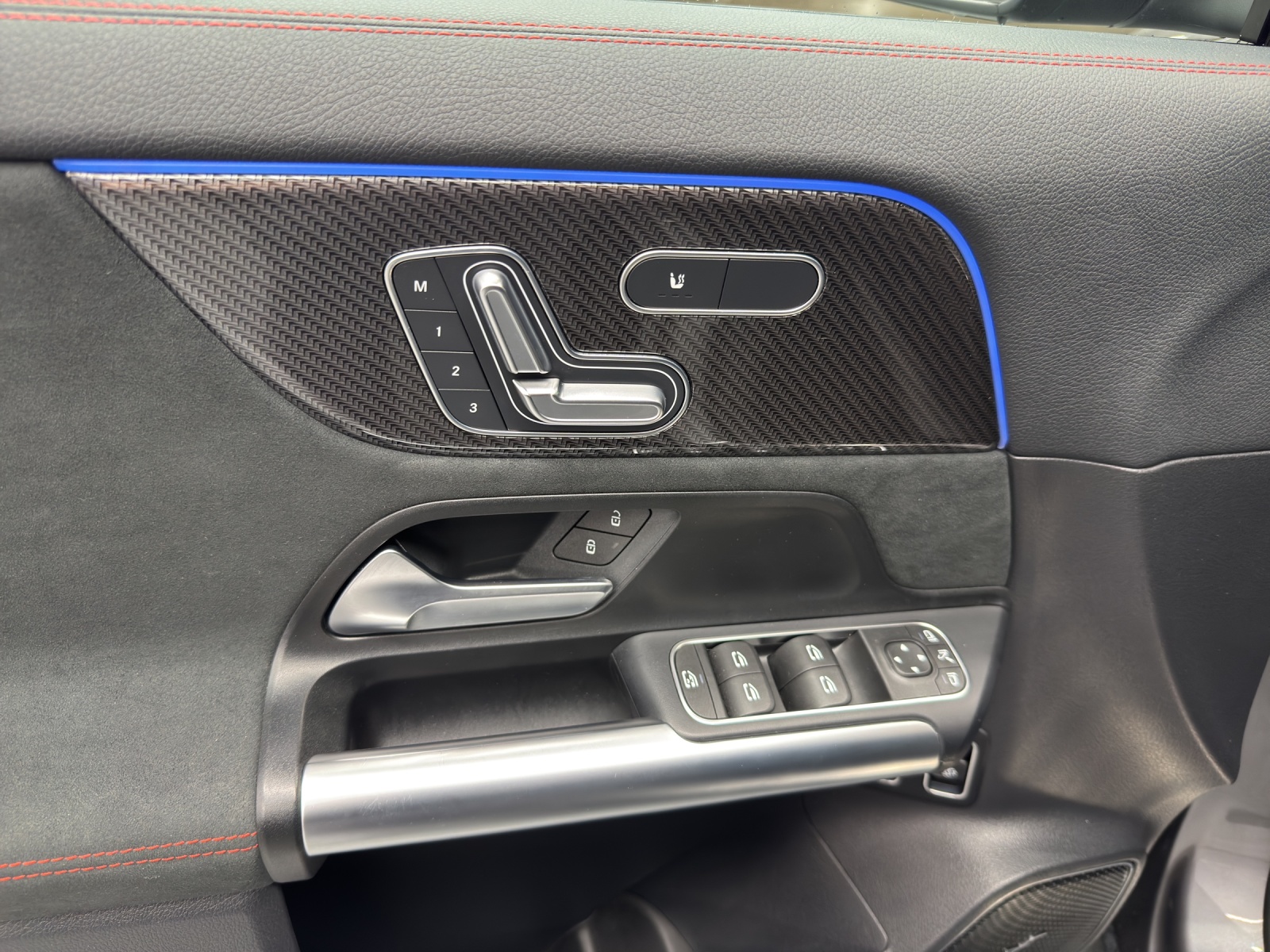 MERCEDES-BENZ GLA 250 e EQ Star AMG Line-image-13