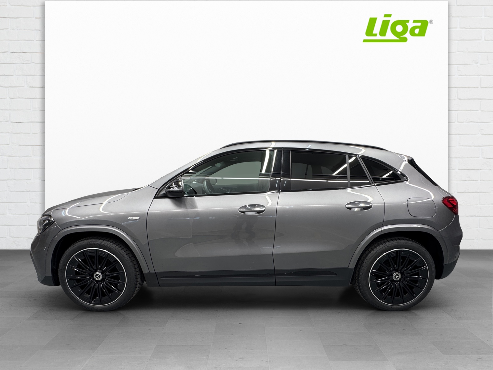 MERCEDES-BENZ GLA 250 e EQ Star AMG Line-image-2