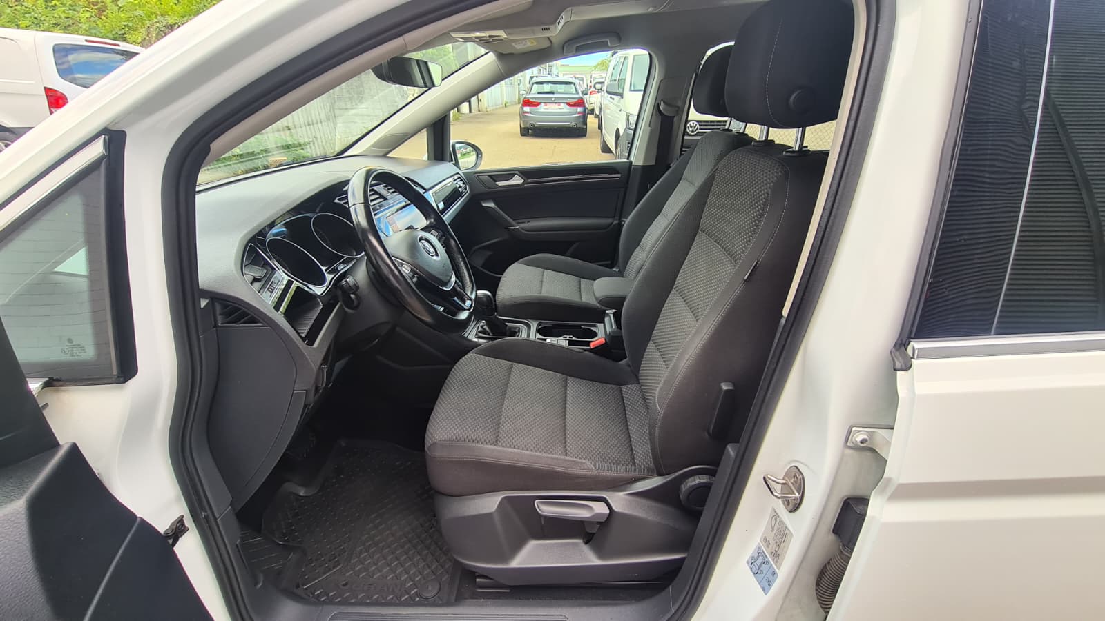 VW Touran 1.5 TSI EVO Comfortline DSG ** 7-Plätzer ** Gr-Navi ** RF-Kamera ** Abstandsregelsysteme ** Totwinkel-Assistent ** Ab MFK-image-16
