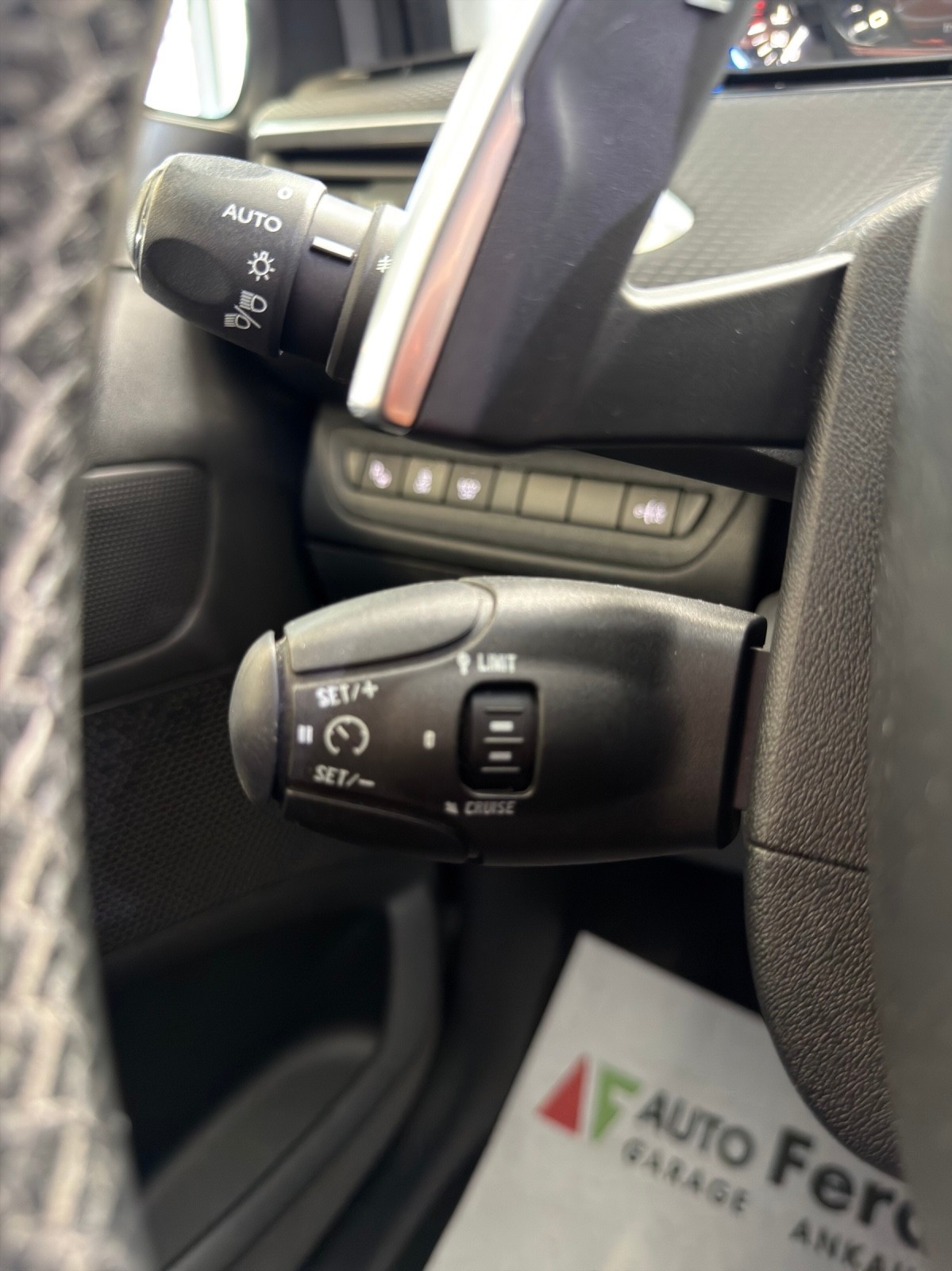 PEUGEOT 2008 1.6 e-HDi Allure EGS6-image-22