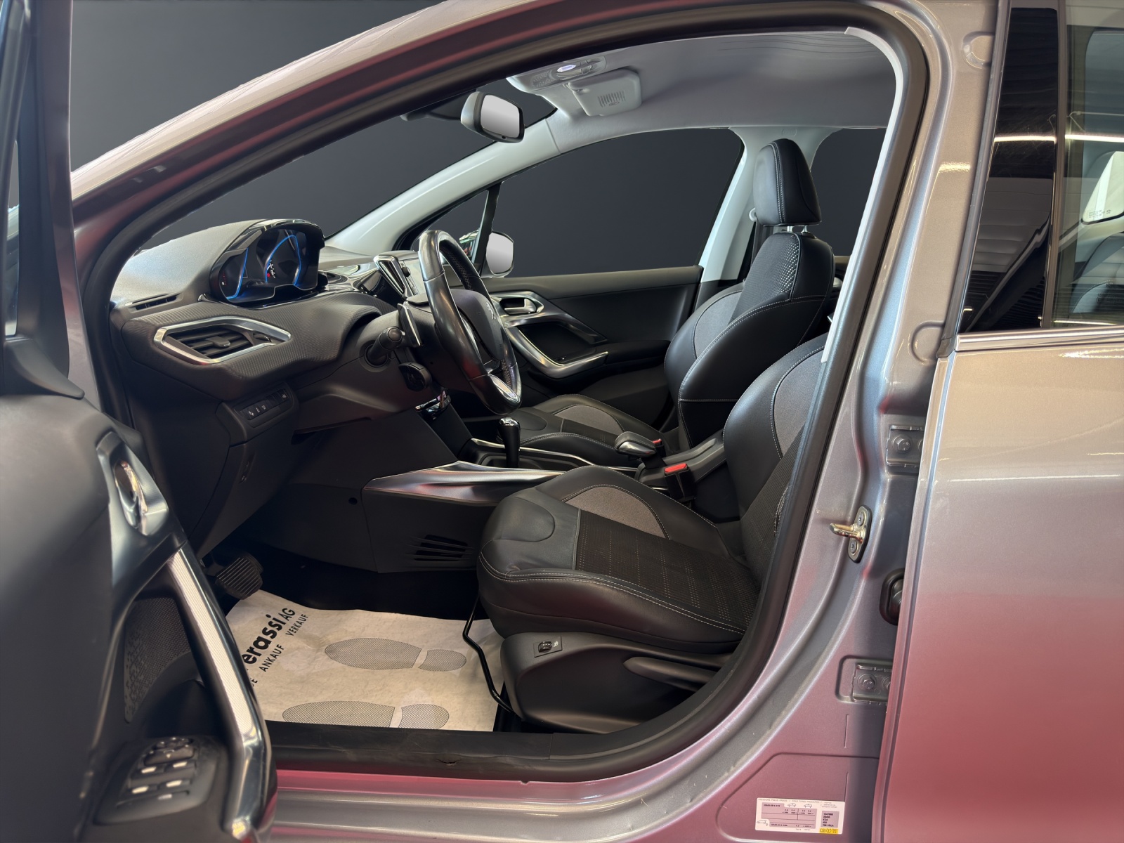 PEUGEOT 2008 1.6 e-HDi Allure EGS6-image-17