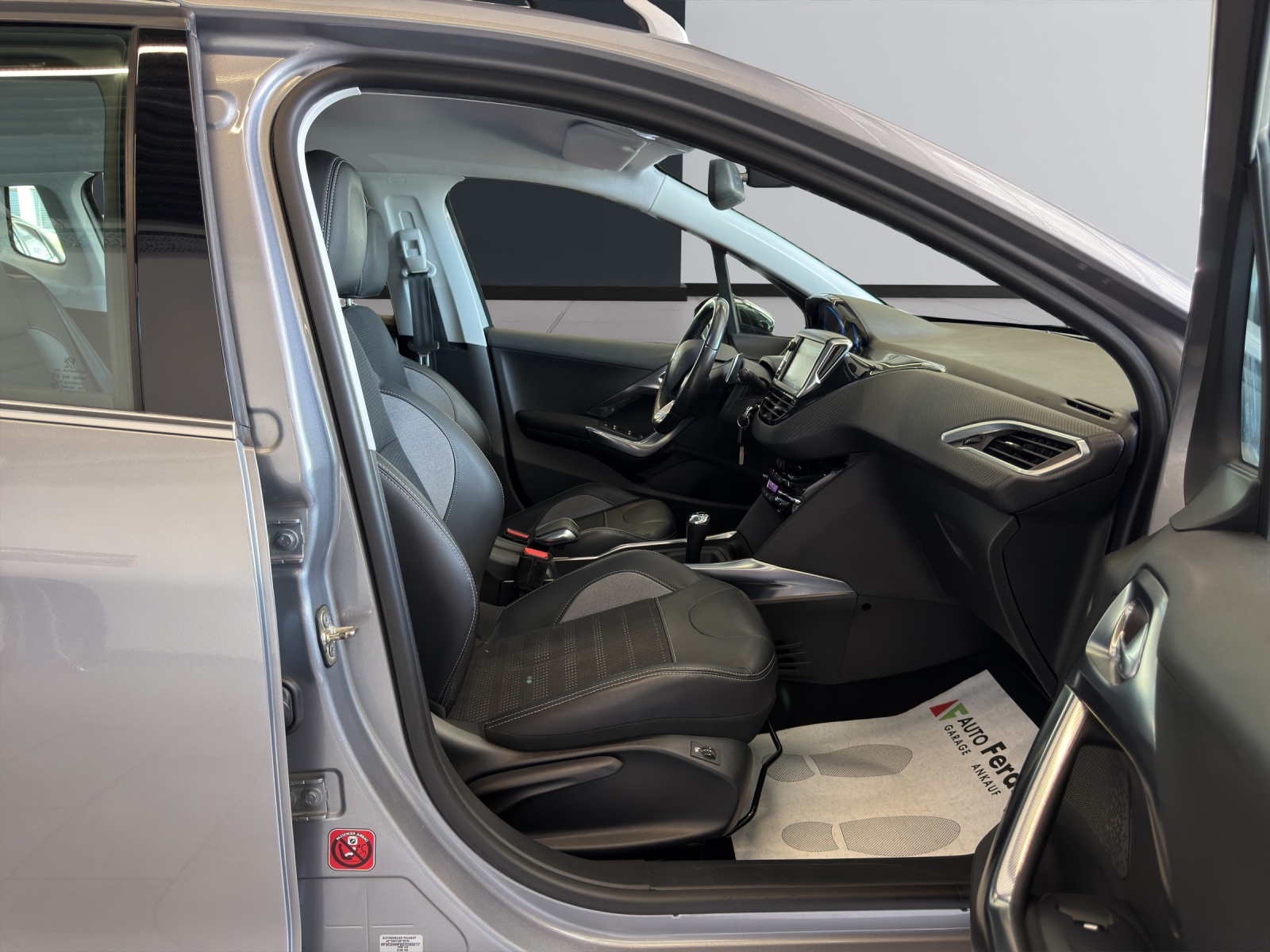 PEUGEOT 2008 1.6 e-HDi Allure EGS6-image-16