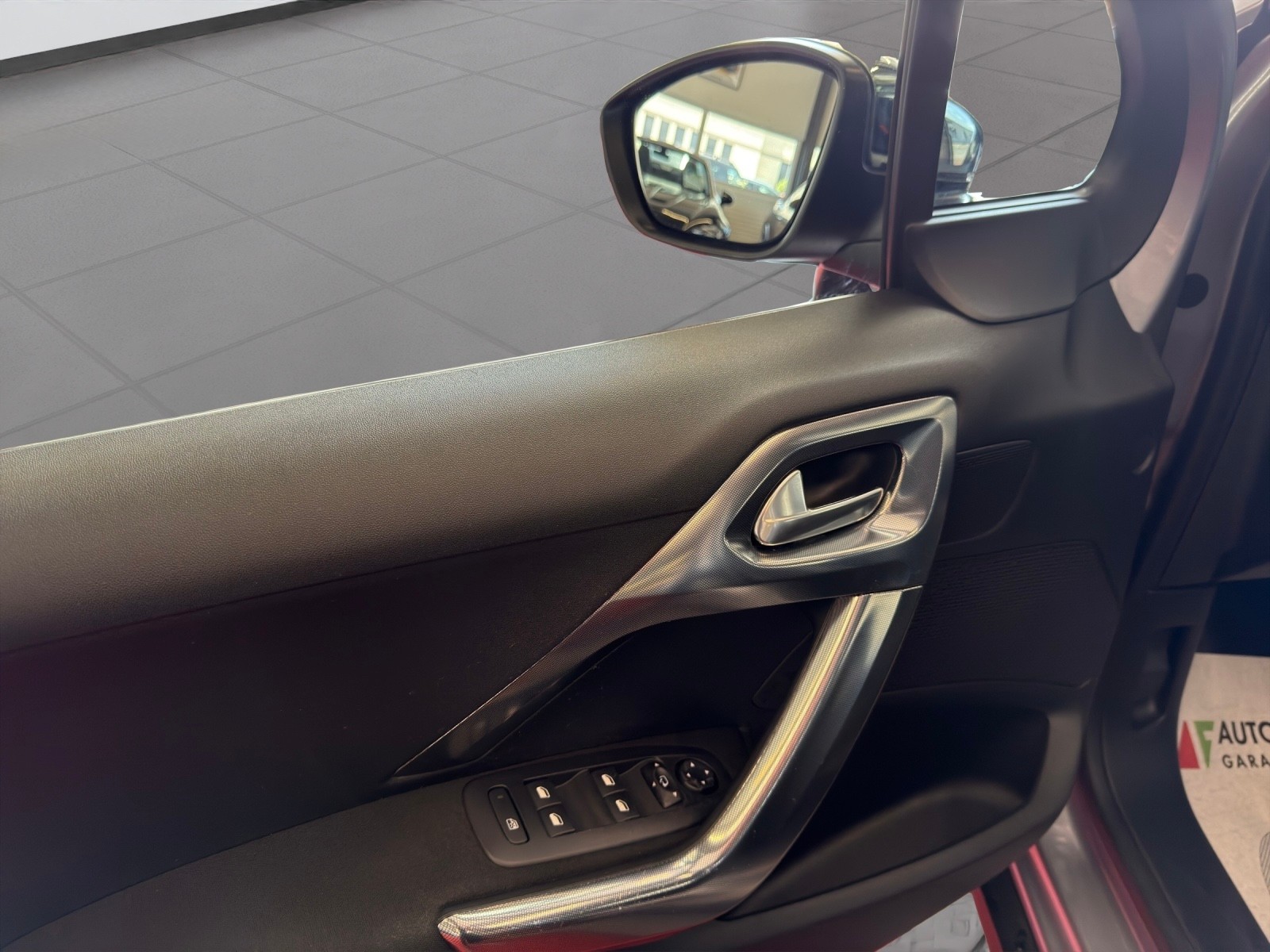 PEUGEOT 2008 1.6 e-HDi Allure EGS6-image-15