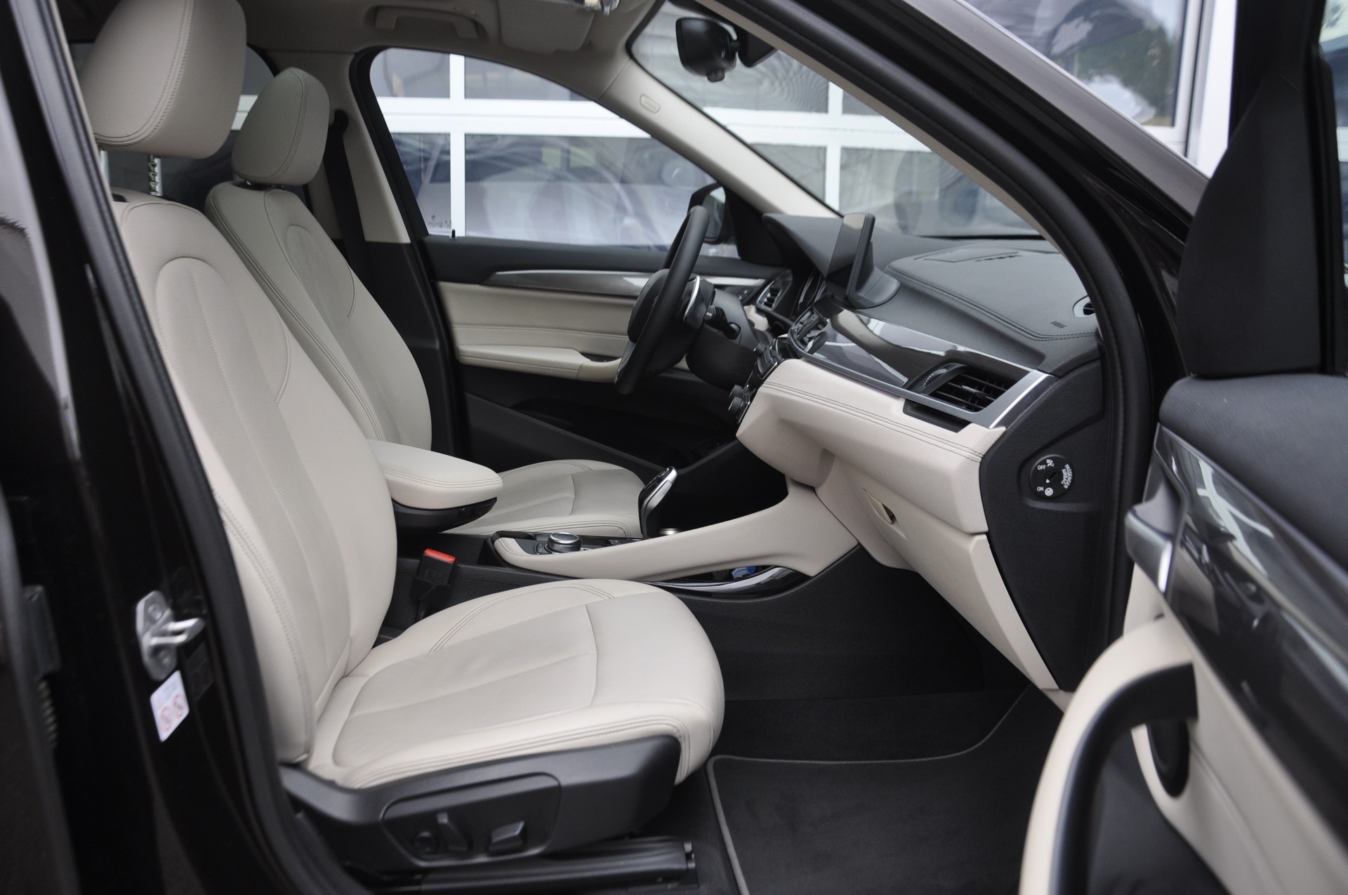 BMW X1 xDrive 20i xLine Steptronic-image-6