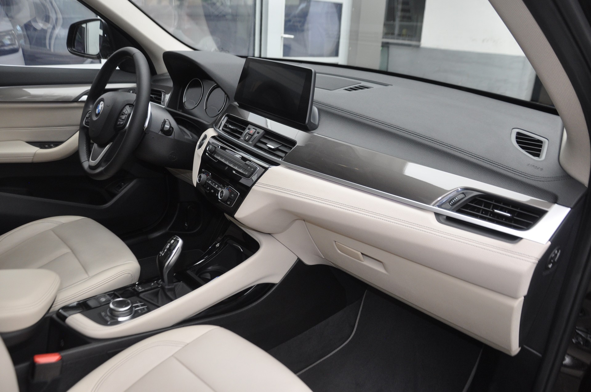 BMW X1 xDrive 20i xLine Steptronic-image-7
