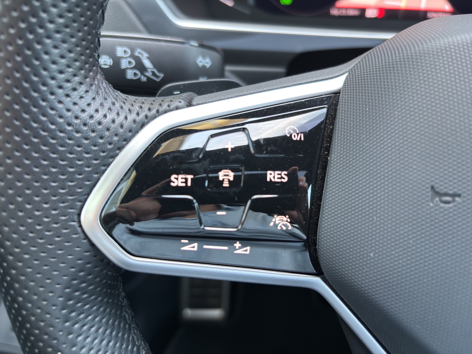 VW Tiguan 2.0 TDI SCR R-Line 4Motion DSG mit AHK, "Black Style", 360° Kamera & Panorama-Ausstell-/Schiebedach-image-14