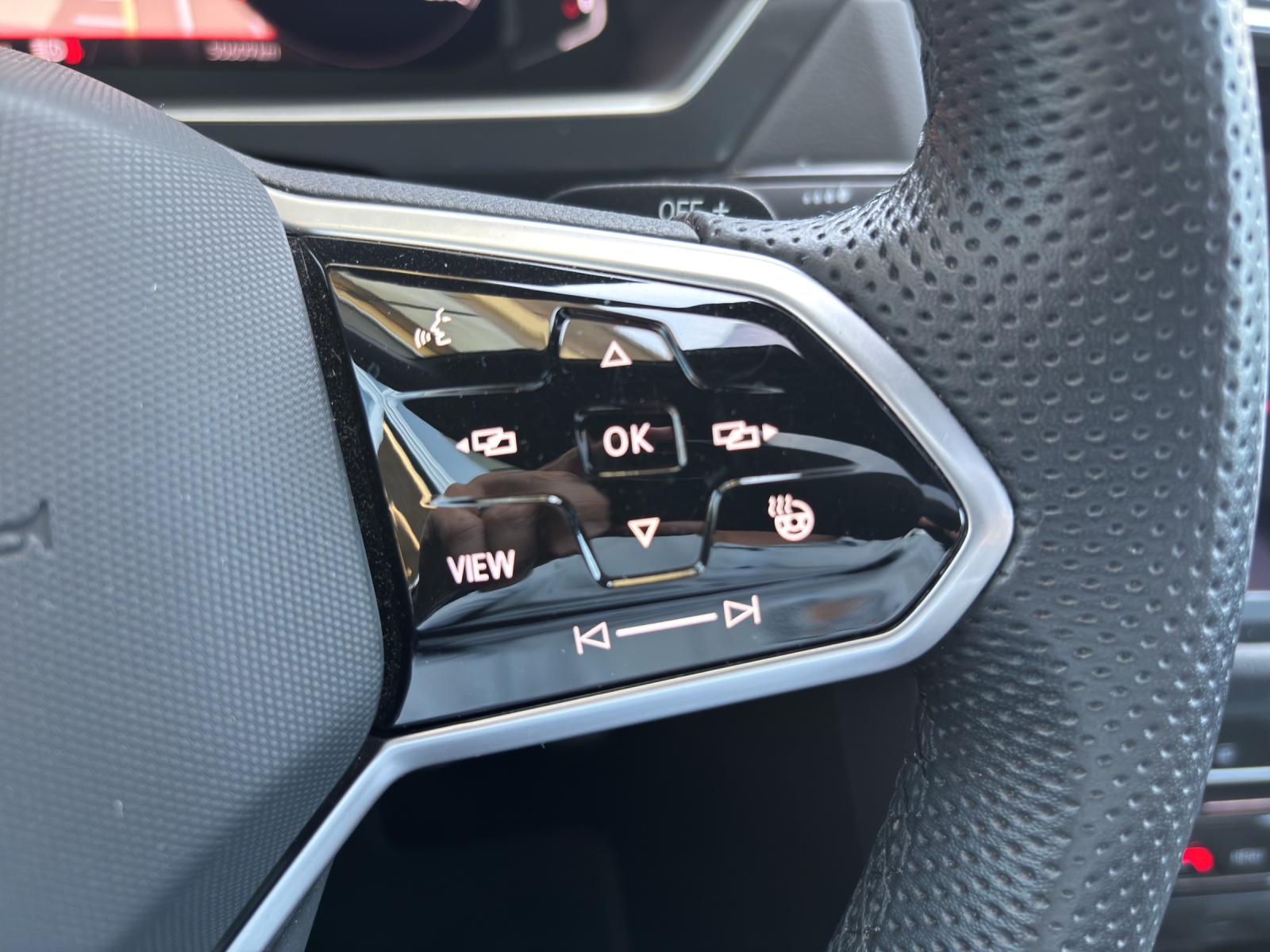 VW Tiguan 2.0 TDI SCR R-Line 4Motion DSG mit AHK, "Black Style", 360° Kamera & Panorama-Ausstell-/Schiebedach-image-15