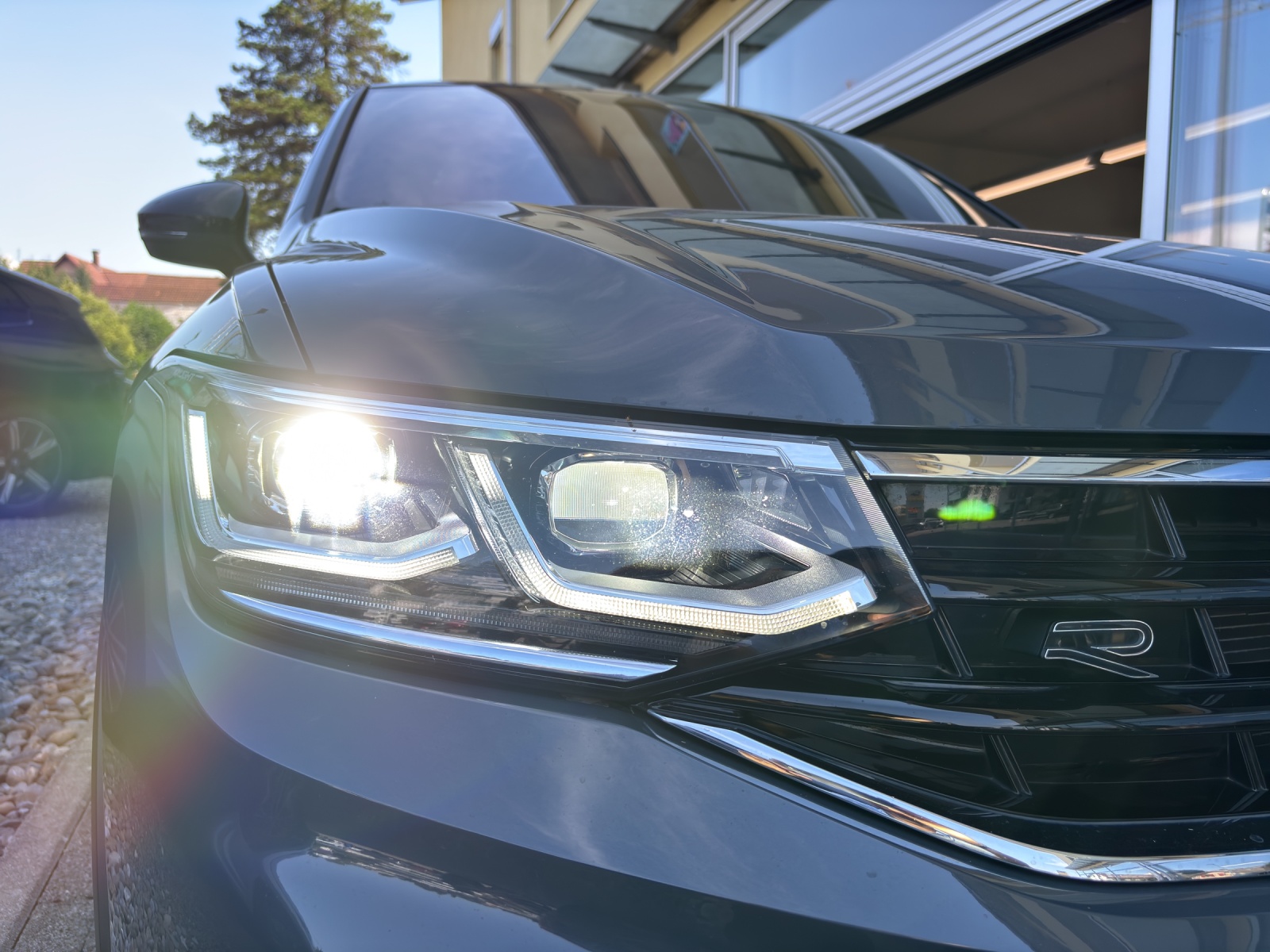 VW Tiguan 2.0 TDI SCR R-Line 4Motion DSG mit AHK, "Black Style", 360° Kamera & Panorama-Ausstell-/Schiebedach-image-11