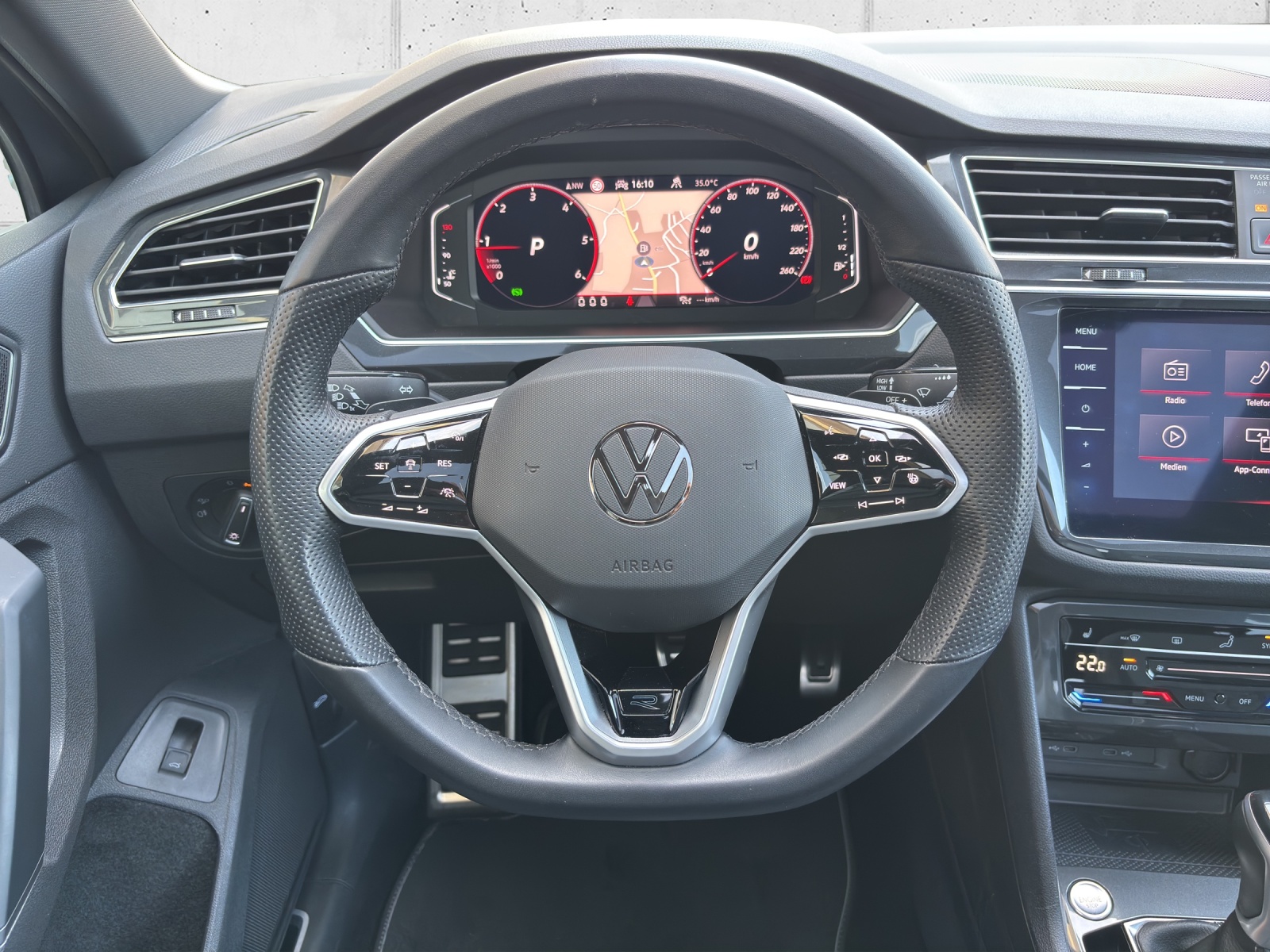 VW Tiguan 2.0 TDI SCR R-Line 4Motion DSG mit AHK, "Black Style", 360° Kamera & Panorama-Ausstell-/Schiebedach-image-13