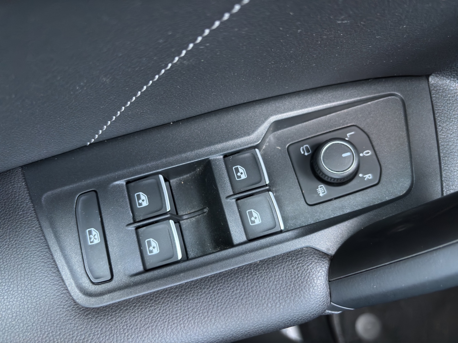 VW Tiguan 2.0 TDI SCR R-Line 4Motion DSG mit AHK, "Black Style", 360° Kamera & Panorama-Ausstell-/Schiebedach-image-31