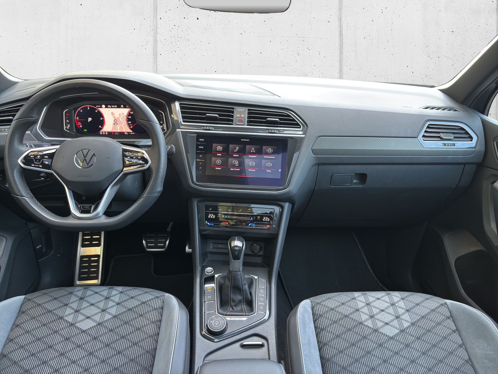 VW Tiguan 2.0 TDI SCR R-Line 4Motion DSG mit AHK, "Black Style", 360° Kamera & Panorama-Ausstell-/Schiebedach-image-12
