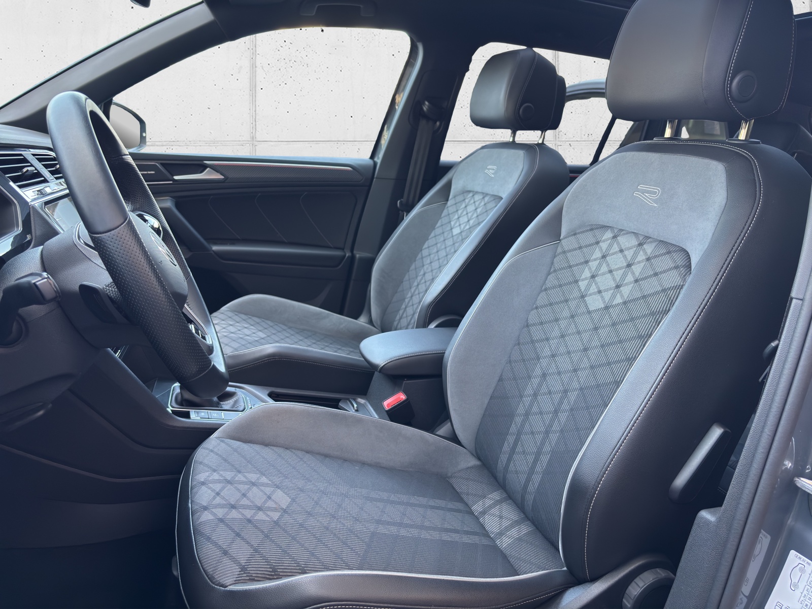 VW Tiguan 2.0 TDI SCR R-Line 4Motion DSG mit AHK, "Black Style", 360° Kamera & Panorama-Ausstell-/Schiebedach-image-29