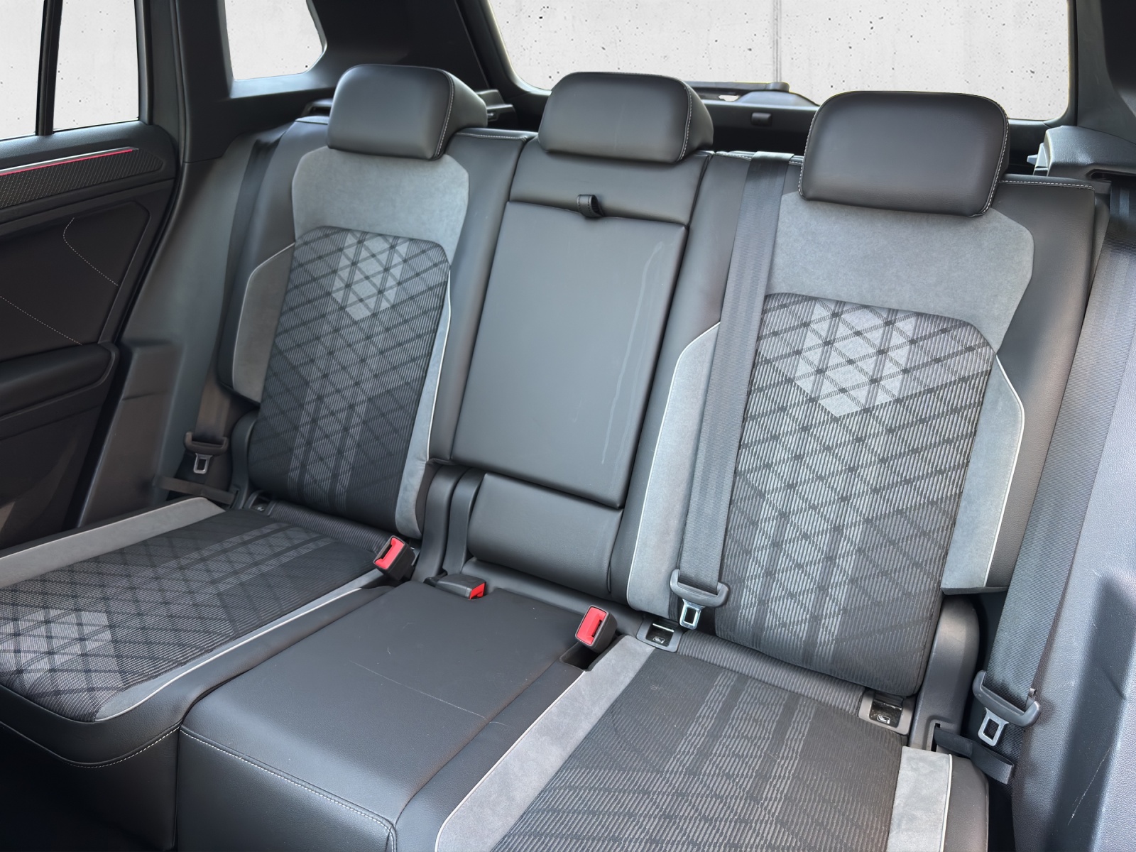 VW Tiguan 2.0 TDI SCR R-Line 4Motion DSG mit AHK, "Black Style", 360° Kamera & Panorama-Ausstell-/Schiebedach-image-30