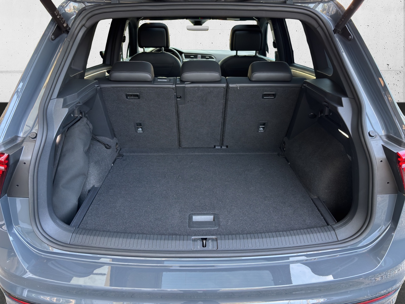 VW Tiguan 2.0 TDI SCR R-Line 4Motion DSG mit AHK, "Black Style", 360° Kamera & Panorama-Ausstell-/Schiebedach-image-7