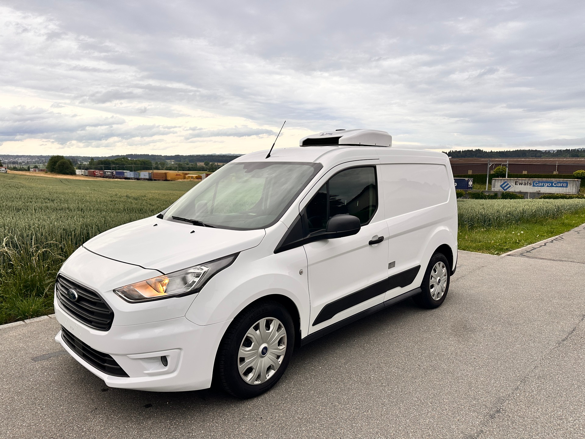 FORD Transit Connect Van T220 1.5 Eco Blue Trend-image-12