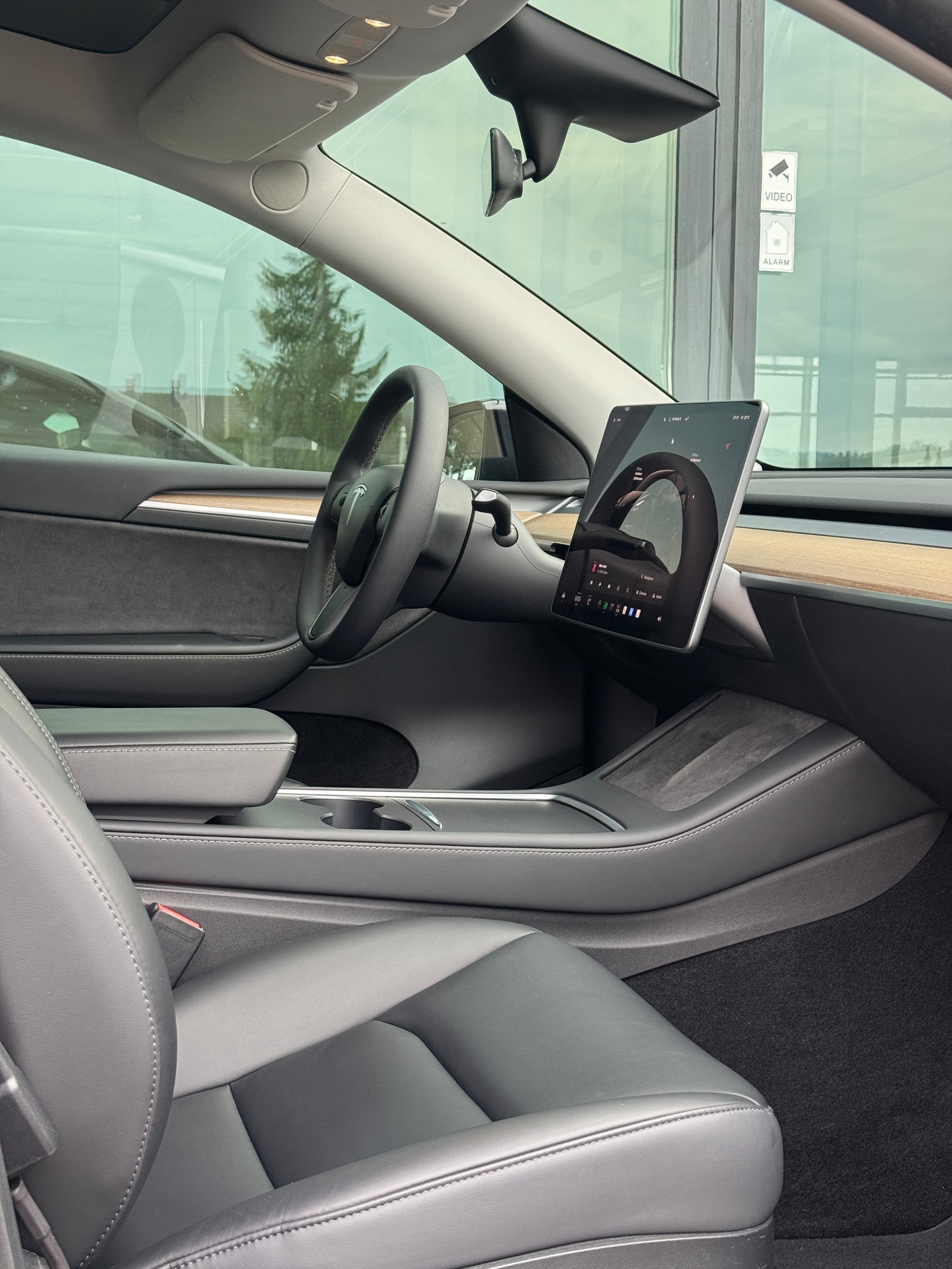 TESLA Model Y Long Range-image-9