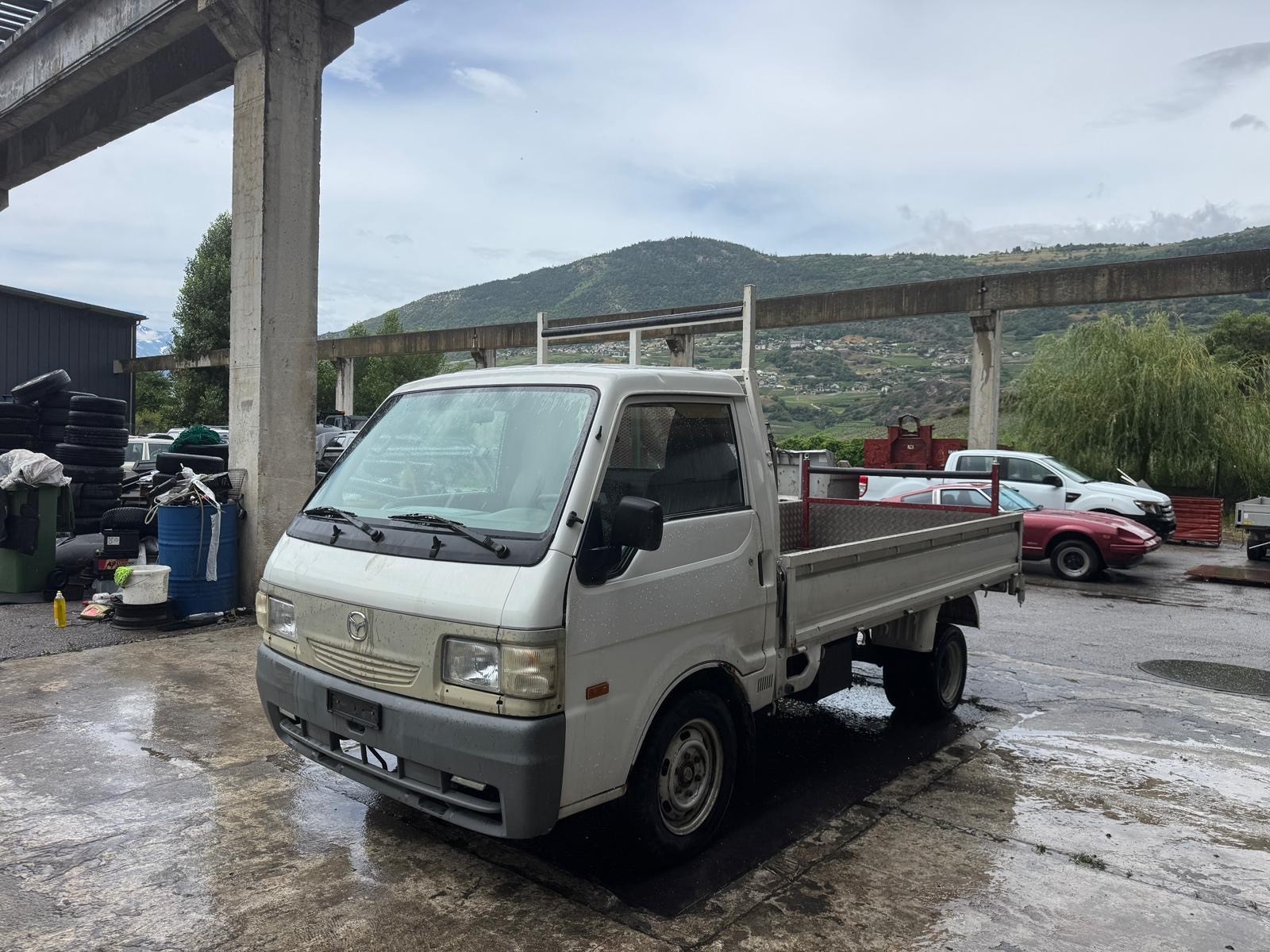 MAZDA E 2000-image-1
