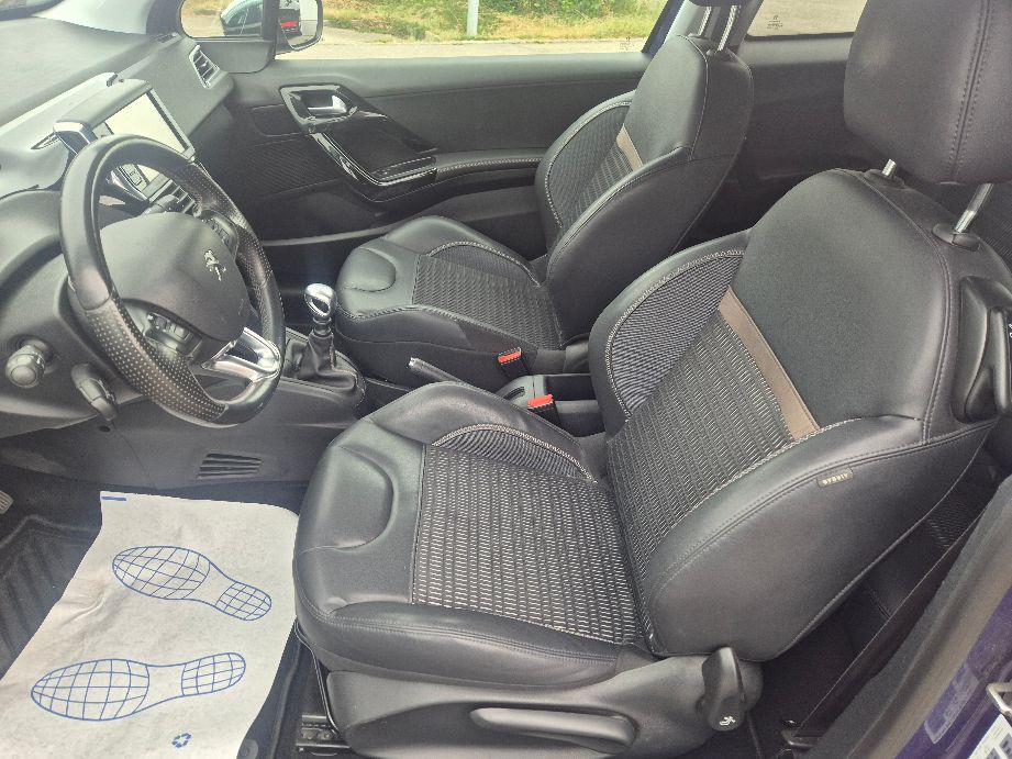 PEUGEOT 208 1.6 Turbo Allure-image-8