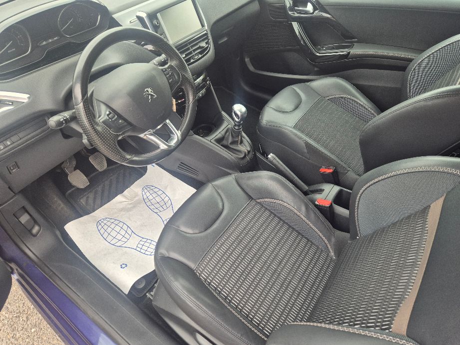 PEUGEOT 208 1.6 Turbo Allure-image-7