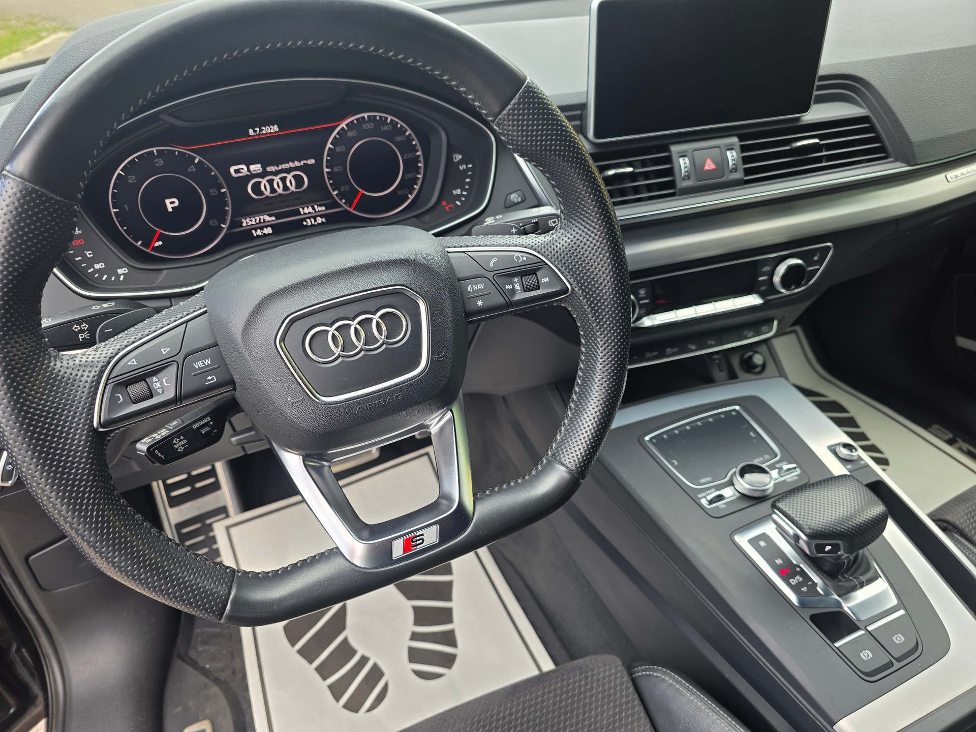 AUDI Q5 2.0 TDI quattro S-tronic-image-9