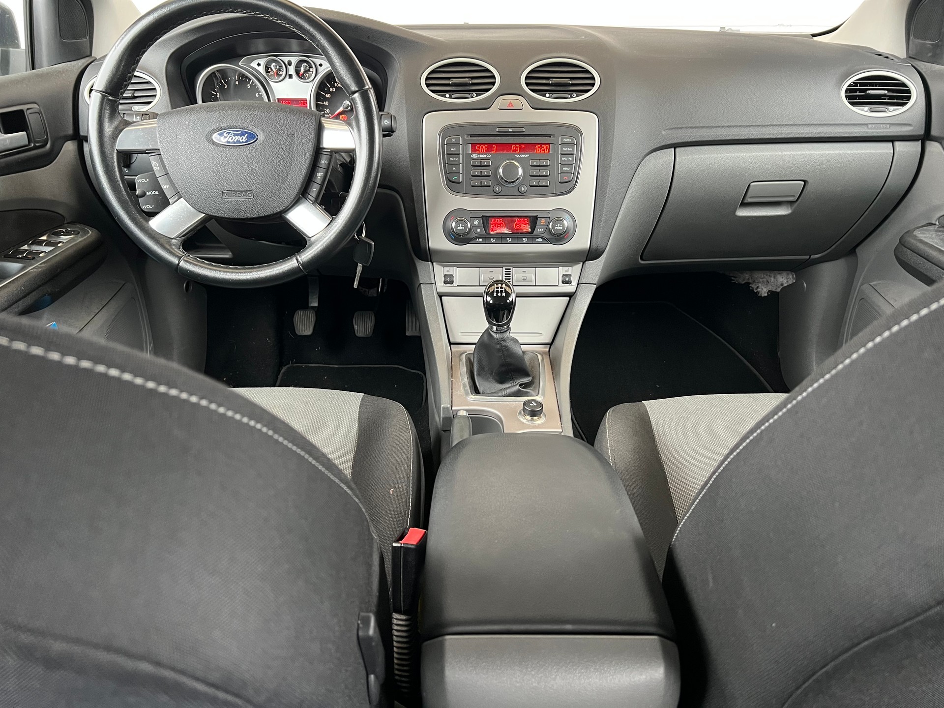 FORD Focus 1.8i Titanium-image-4