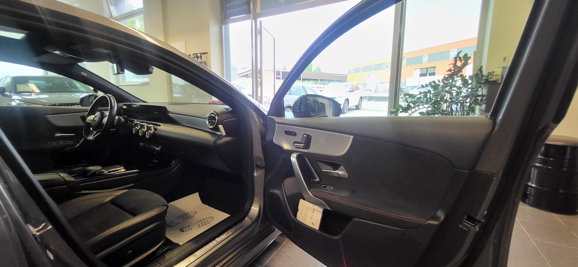 MERCEDES-BENZ A 200 AMG Line 7G-DCT-image-8
