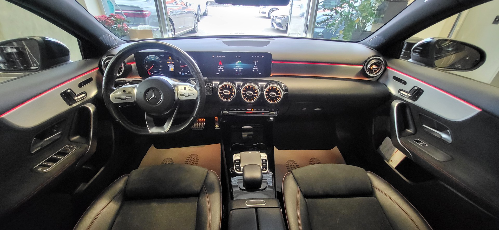 MERCEDES-BENZ A 200 AMG Line 7G-DCT-image-9