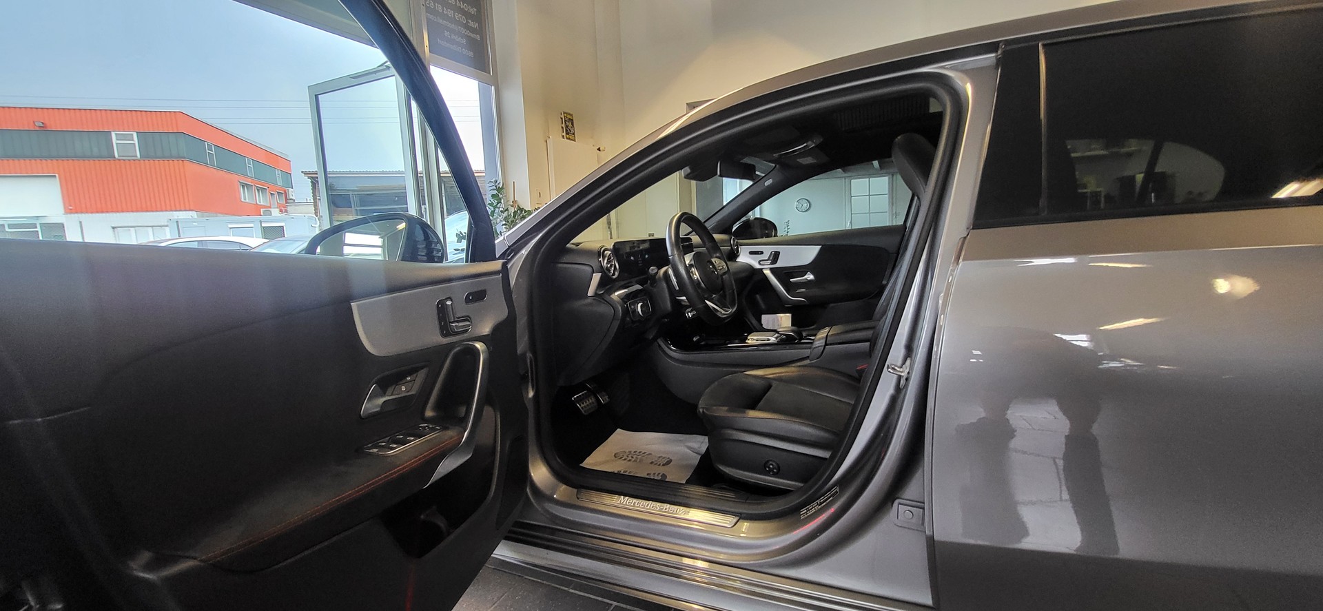 MERCEDES-BENZ A 200 AMG Line 7G-DCT-showroom-element-3