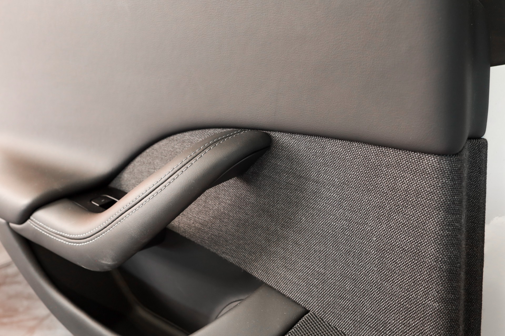TESLA Model S 100 kWh Plaid-image-11