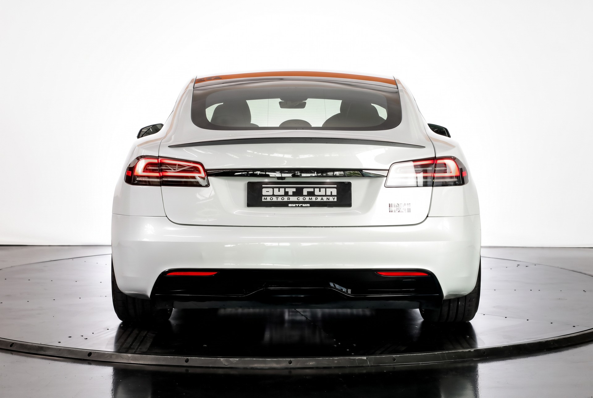 TESLA Model S 100 kWh Plaid-showroom-element-2