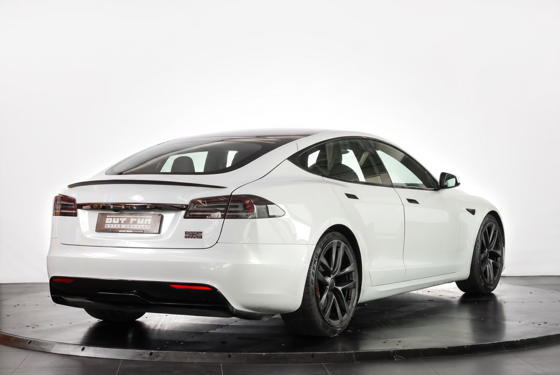 TESLA Model S 100 kWh Plaid-showroom-element-3