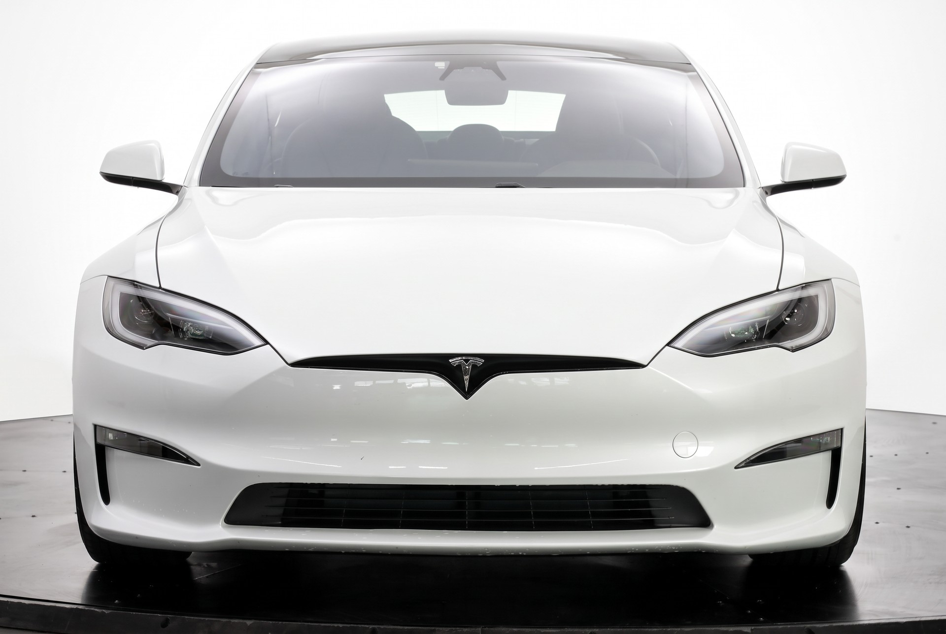 TESLA Model S 100 kWh Plaid-showroom-element-1