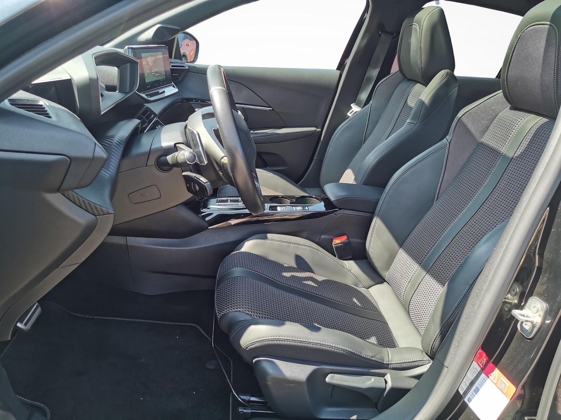 PEUGEOT 208 1.2 PureTech 100 GT-image-1