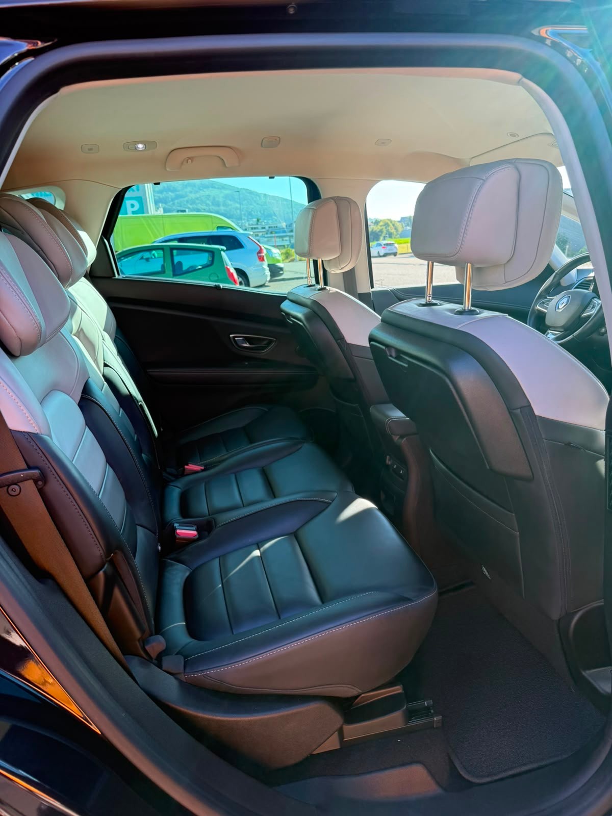 RENAULT Scénic 1.6 dCi Initiale Paris EDC-image-12