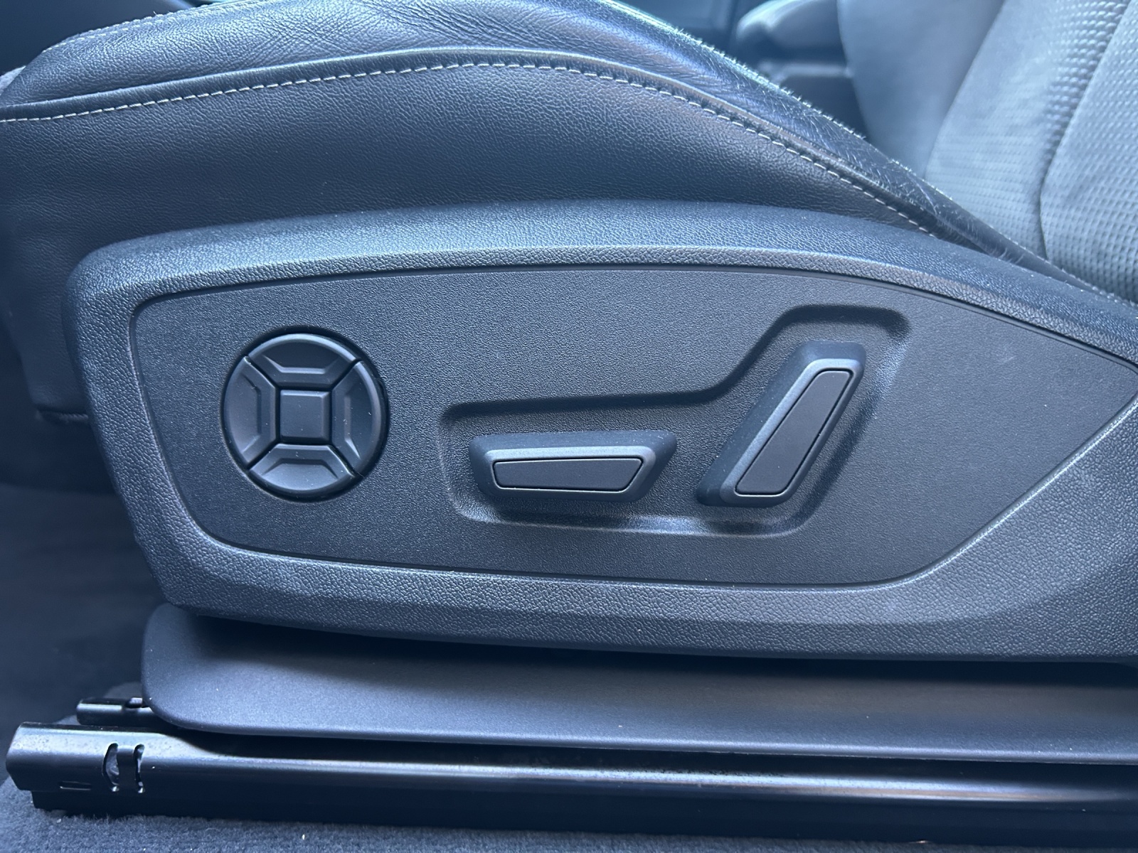 AUDI Q3 35 TFSI S line Attraction S-tronic-image-19