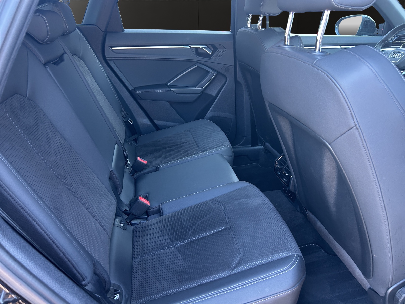 AUDI Q3 35 TFSI S line Attraction S-tronic-image-16