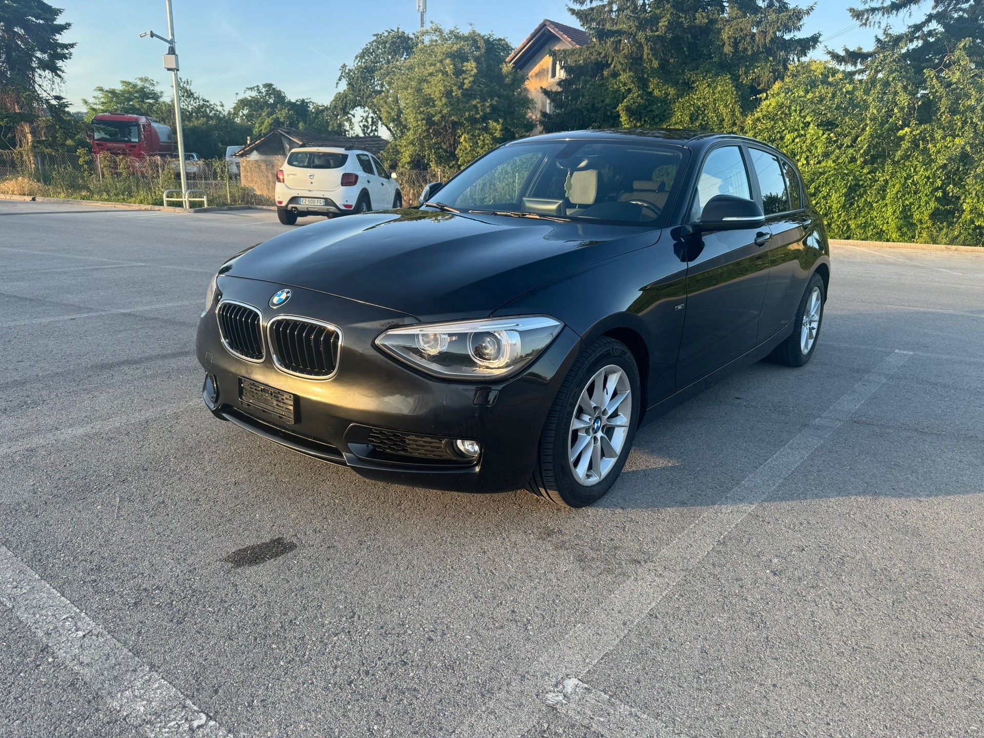 BMW 118i Urban Line Steptronic-image-0