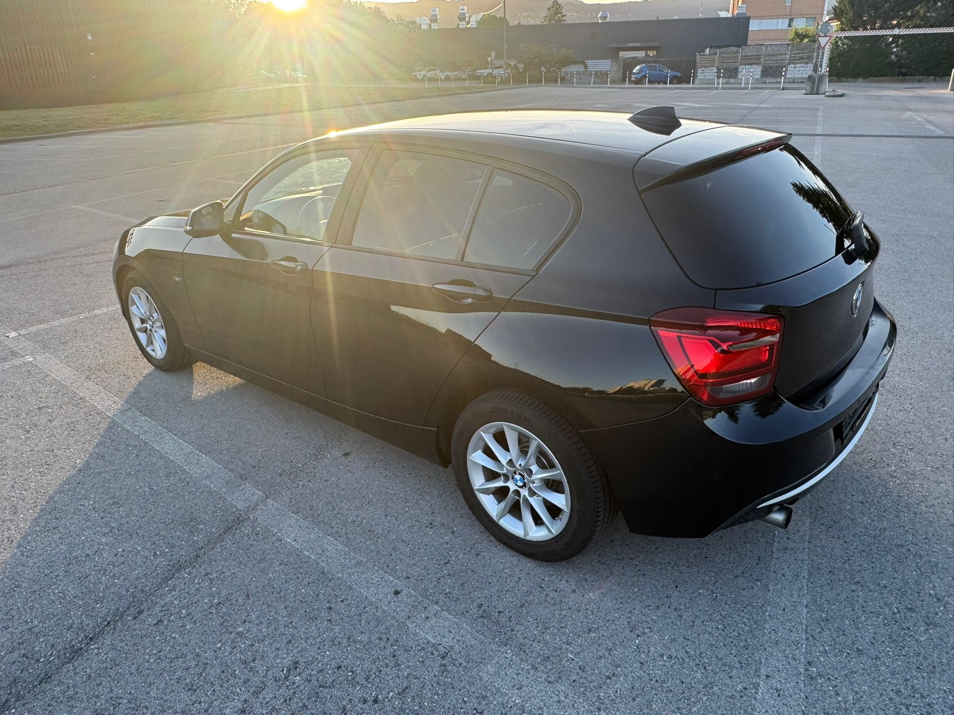 BMW 118i Urban Line Steptronic-image-1