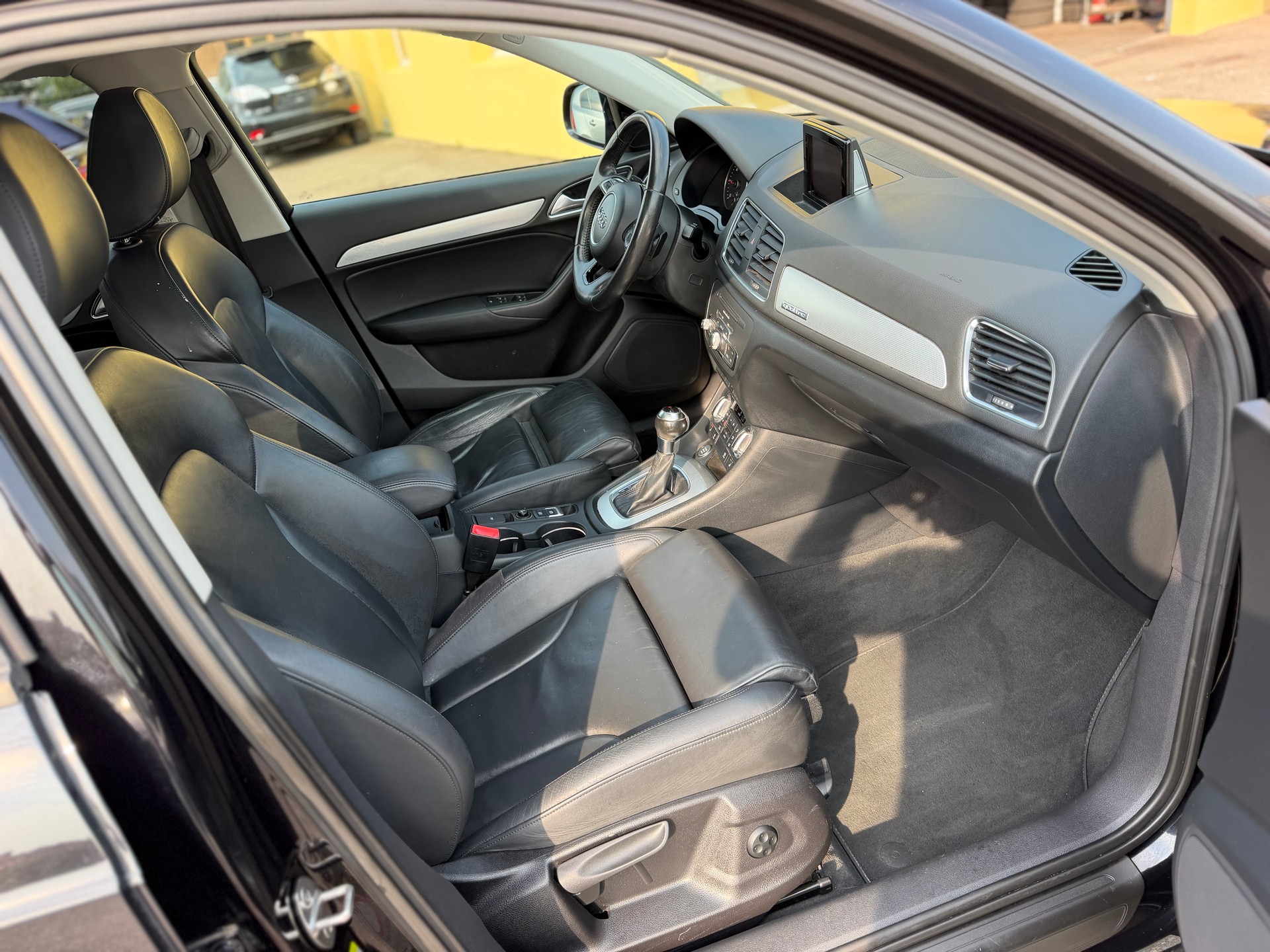 AUDI Q3 2.0 TDI quattro S-tronic-image-15