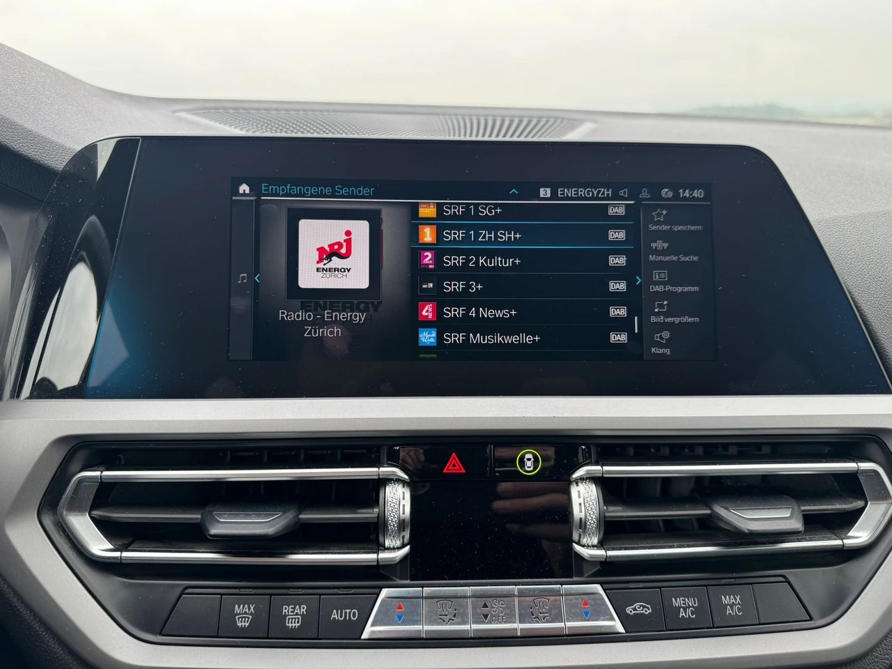 BMW 330e x DriveTouring Steptronic-image-10
