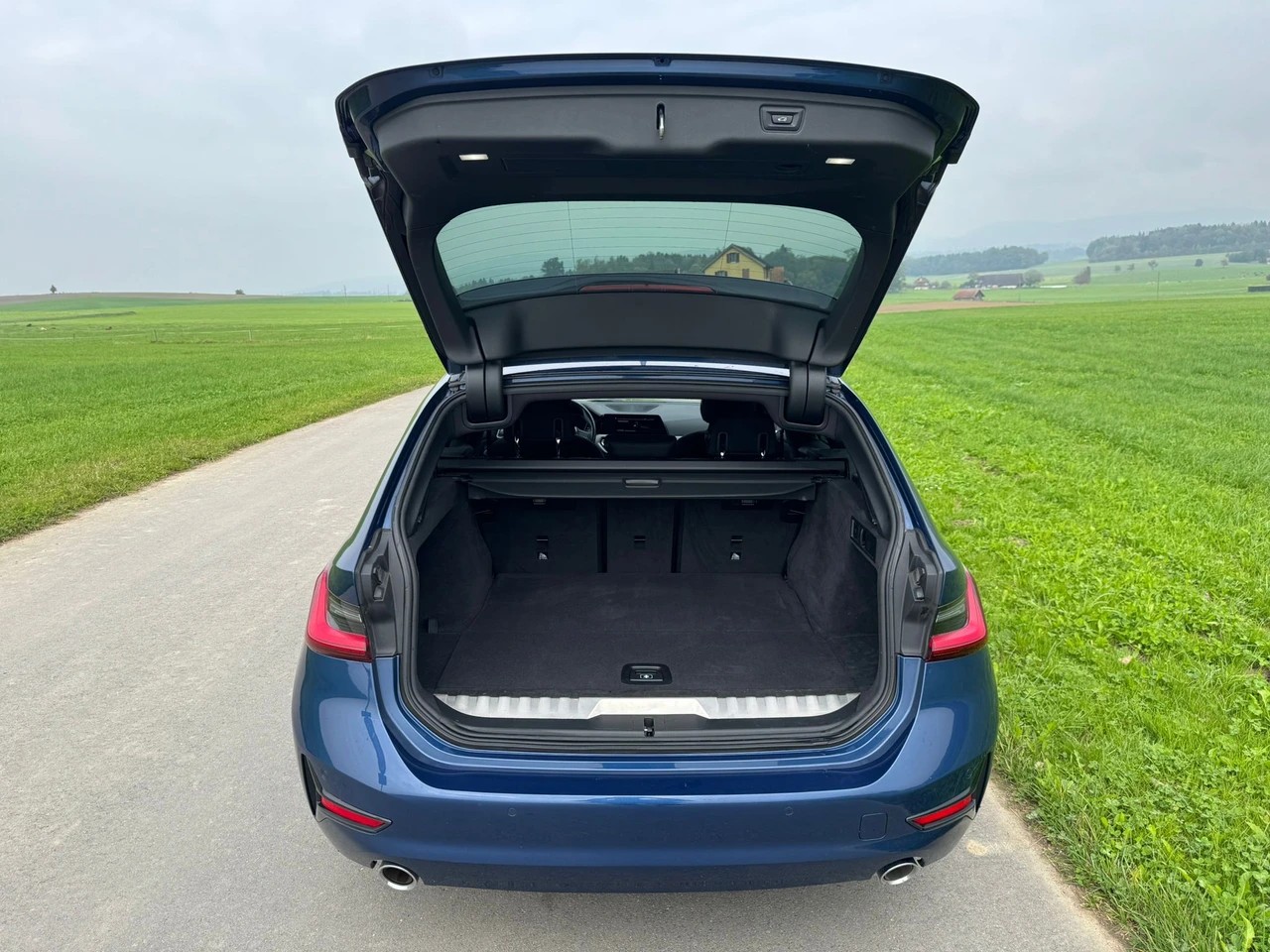 BMW 330e x DriveTouring Steptronic-image-4