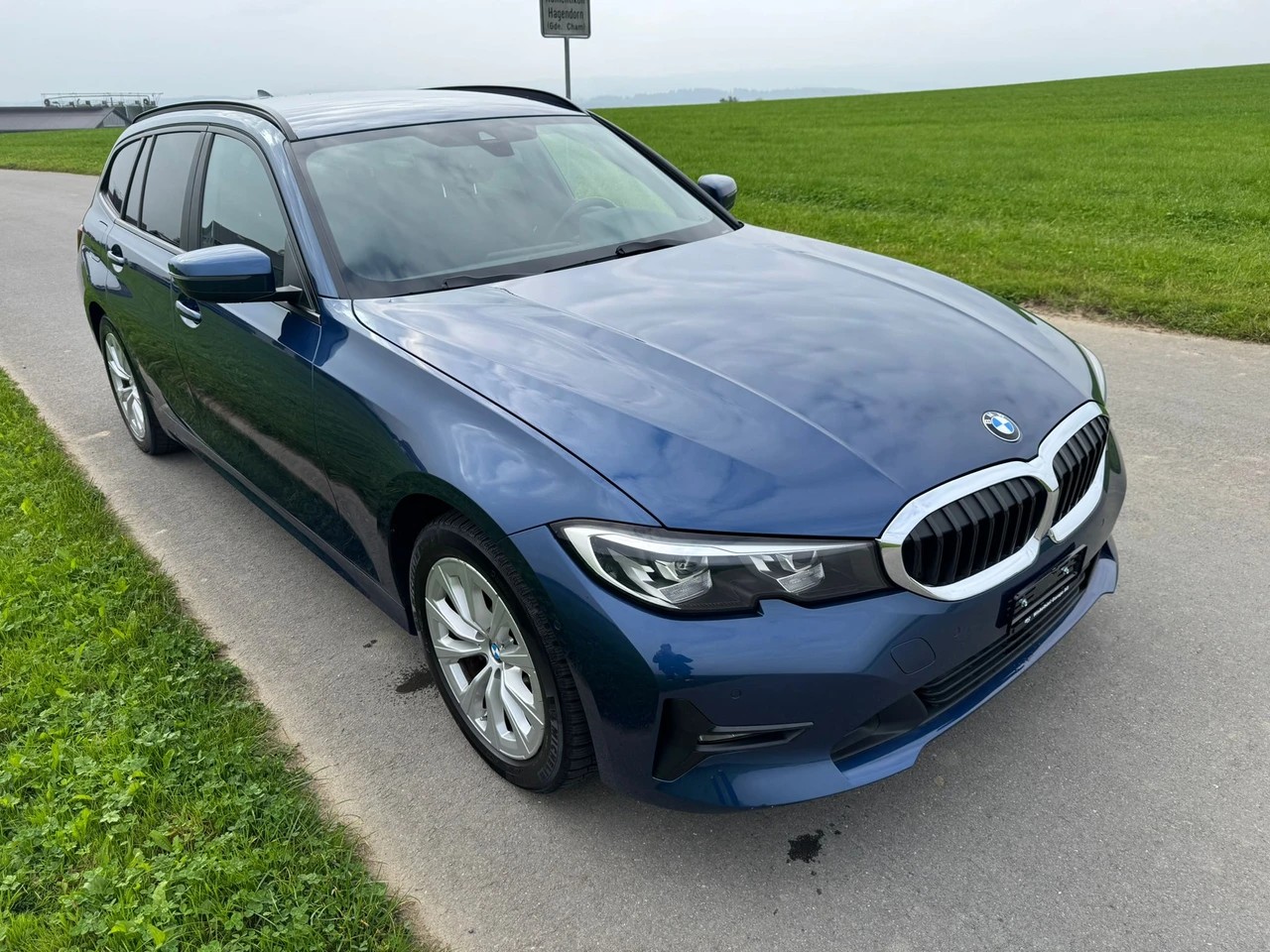 BMW 330e x DriveTouring Steptronic-image-1