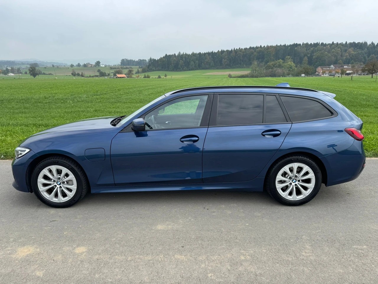 BMW 330e x DriveTouring Steptronic-image-5