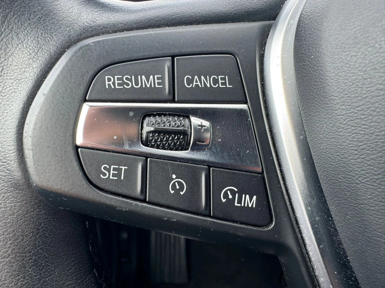 BMW 330e x DriveTouring Steptronic-image-14