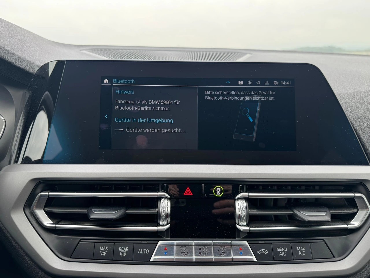 BMW 330e x DriveTouring Steptronic-image-11