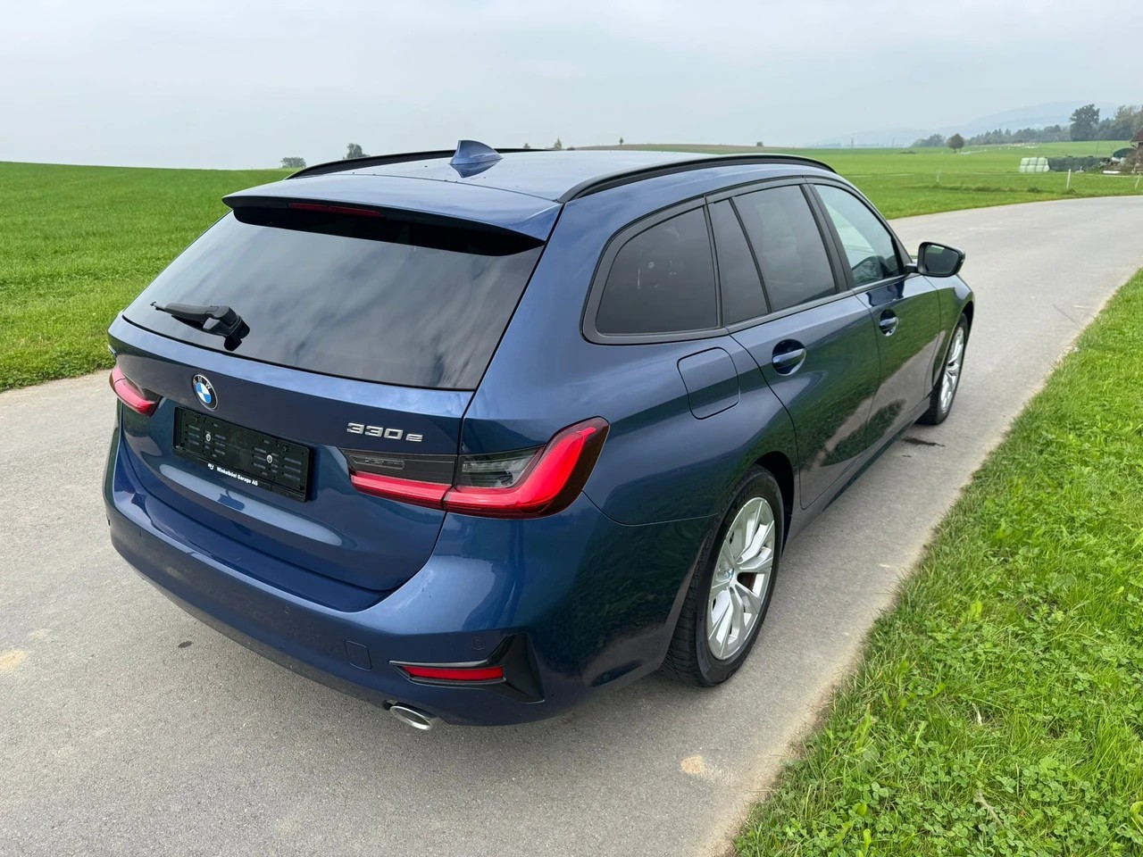 BMW 330e x DriveTouring Steptronic-image-3