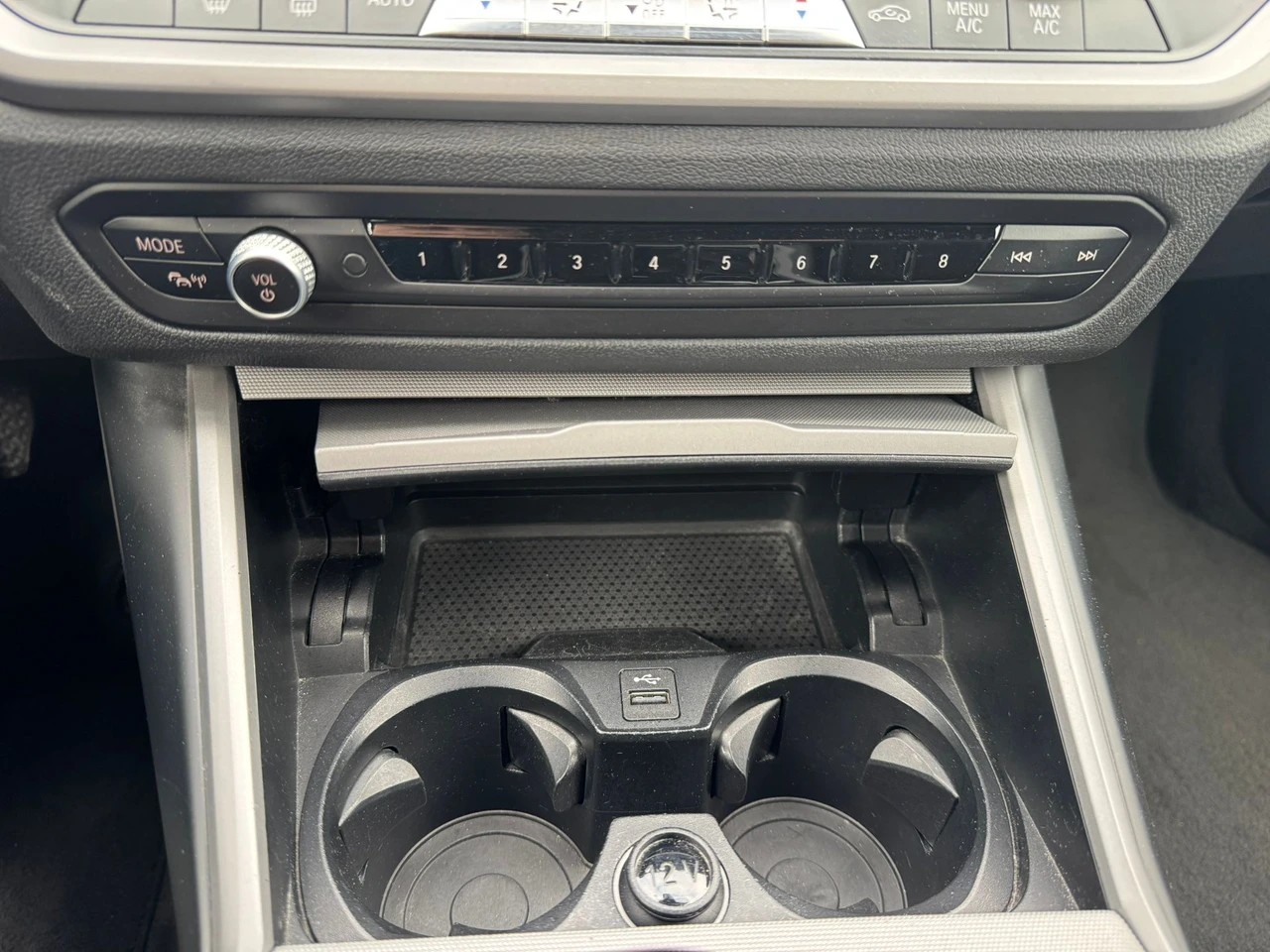 BMW 330e x DriveTouring Steptronic-image-13