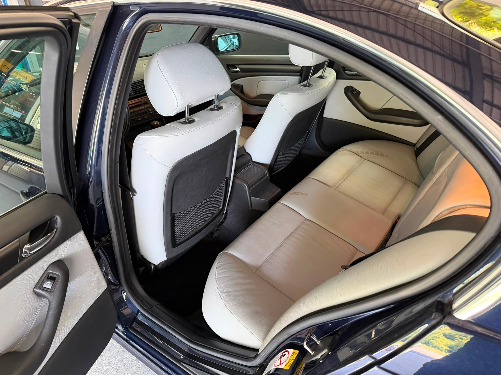 BMW 325xi-image-9